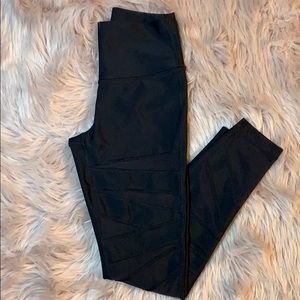 Lulu lemon legging with mesh cut out.